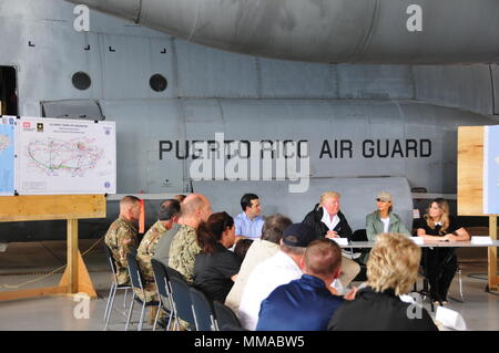 Gov. Ricardo Rossello, Pres. Donald Trump, First Lady Melania Trump e la moglie del governatore Beatriz Areizag Rosello si incontrano a Luis Muniz Air National Guard Base, home al Puerto Rico Guardia nazionale, per ascoltare locali e federali leader discutono i danni dell'uragano e gli sforzi di recupero. (U.S. Air National Guard Foto di Capt. Matt Murphy) Foto Stock