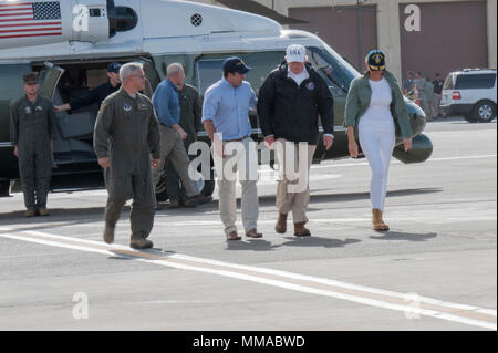 Stati Uniti Presidente Donald Trump e la First Lady Melania Trump sono accolti da Gov. Ricardo Rosello (centro) e U.S. Air Force Col. Raymond Figueroa, Commander, 156Airlift Wing dopo il loro ritorno a Muñiz Air National Guard Base, Ottobre 3, 2017, a seguito di un tour della devastazione dell'isola e della distribuzione degli aiuti ai residenti locali. Trump visitato Puerto Rico in seguito all'uragano Maria e si è incontrata con i responsabili locali in materia di tempesta agli sforzi di risposta. (U.S. Air National Guard photo by Staff Sgt Michelle Y. Alvarez-Rea) Foto Stock