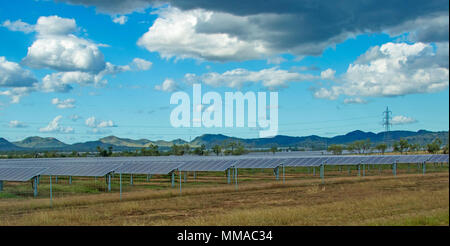 Vista panoramica della vasta gamma di pannelli solari su fattoria sotto il cielo blu del Queensland centrale Australia Foto Stock