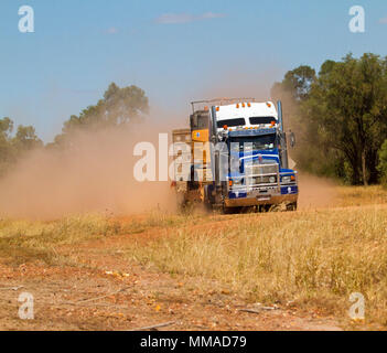 Semi-rimorchio carrello che viaggia lungo la outback road nella nube di polvere rossa vicino a Clermont in Western Australia Queensland Foto Stock