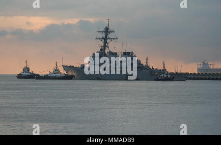 Il CHANGI, Singapore (ott. 5, 2017) Il Arleigh Burke-class missile destroyer USS John S. McCain (DDG 56) è trainato dal molo Changi Base Navale, Ott. 05, per soddisfare il sollevamento pesante nave da trasporto MV tesoro. Tesoro prevede il trasporto di McCain per le attività della flotta Yokosuka per le riparazioni. (U.S. Foto di Marina di Massa lo specialista di comunicazione 2a classe Joshua Fulton/rilasciato) Foto Stock