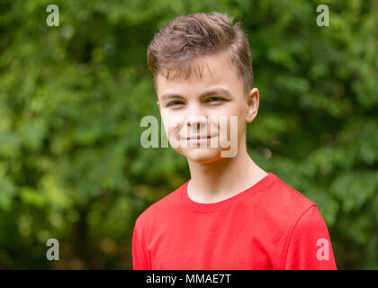 Ritratto di teen boy in posizione di parcheggio Foto Stock