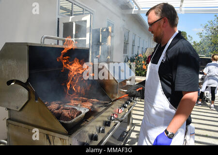 Circa 1400 hamburger e hot dogs sono stati serviti presso la giornata dello sport. Militari e Air Force i dipendenti civili a Los Angeles Air Force Base, 61st Air Base gruppo e lo spazio e il Missile Systems Center, California, si riuniranno presso il Fort MacArthur parade campo a San Pedro in California Il 4 ottobre, 2016 per partecipare alla giornata di sport" per un po' di squadron e inter-direzione concorrenza in una varietà di luoghi di sport. I giochi a favorire il benessere fisico, mentale e spirituale salute e benessere e la possibilità di vincere su tutti i punti per il trofeo unità, per non parlare di vantarsi tra le direzioni di SMC e 61s Foto Stock