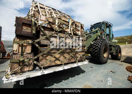 Stati Uniti Marines e marinai della marina con la ventiseiesima Marine Expeditionary Unit (MEU), caricare le attrezzature e le forniture su una landing craft, utility per essere utilizzata per seguire sul sostegno per le vittime dell uragano Maria in Fajardo, Puerto Rico, il 5 ottobre 2017. Il ventiseiesimo MEU è il supporto di Federal Emergency Management Agency, il piombo agenzia federale, per aiutare le persone colpite dall'uragano Maria in Puerto Rico per ridurre al minimo la sofferenza ed è un componente del complessivo intero-di-risposta del governo sforzo. (U.S. Marine Corps photo by Lance Cpl. Tojyea G. Matally) Foto Stock