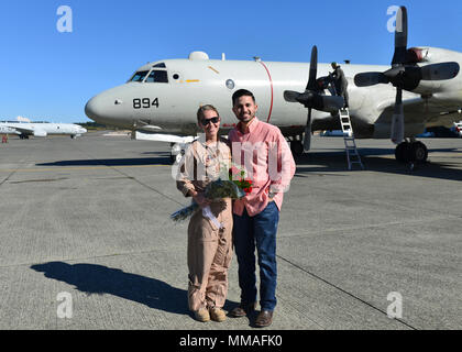 171003-N-CR843-130 Oak Harbor, nello Stato di Washington (Ottobre 03, 2017) Patrol Squadron (VP) 46 marinai per riunire con membri della famiglia dopo una distribuzione. VP-46 recentemente restituito alla loro homeport sul Naval Air Station Whidbey Island a seguito di una di sette mesi di distribuzione per gli Stati Uniti 5th, sesto e settimo flotta aree di responsabilità durante la quale hanno fornito sostegno al funzionamento inerenti a risolvere. (U.S. Foto di Marina di Massa lo specialista di comunicazione di terza classe Juan S. Sua/rilasciato) Foto Stock