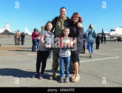 171003-N-CR843-114 Oak Harbor, nello Stato di Washington (Ottobre 03, 2017) Patrol Squadron (VP) 46 marinai per riunire con membri della famiglia dopo una distribuzione. VP-46 recentemente restituito alla loro homeport sul Naval Air Station Whidbey Island a seguito di una di sette mesi di distribuzione per gli Stati Uniti 5th, sesto e settimo flotta aree di responsabilità durante la quale hanno fornito sostegno al funzionamento inerenti a risolvere. (U.S. Foto di Marina di Massa lo specialista di comunicazione di terza classe Juan S. Sua/rilasciato) Foto Stock