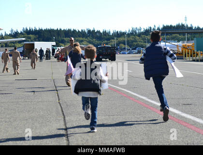 171003-N-CR843-092 Oak Harbor, nello Stato di Washington (Ottobre 03, 2017) Patrol Squadron (VP) 46 marinai per riunire con membri della famiglia dopo una distribuzione. VP-46 recentemente restituito alla loro homeport sul Naval Air Station Whidbey Island a seguito di una di sette mesi di distribuzione per gli Stati Uniti 5th, sesto e settimo flotta aree di responsabilità durante la quale hanno fornito sostegno al funzionamento inerenti a risolvere. (U.S. Foto di Marina di Massa lo specialista di comunicazione di terza classe Juan S. Sua/rilasciato) Foto Stock