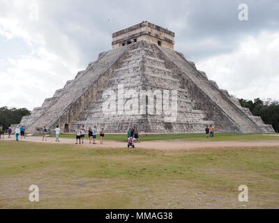 CHICHEN ITZA, Messico AMERICA DEL NORD NEL FEBBRAIO 2018: Grande Piramide e turisti in città maya, rovine di siti archeologici paesaggi con turisti Foto Stock