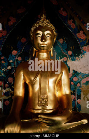 Il Buddha a Wat Arun - Tempio di Dawn in Bangko Yai Thonburi a Bangkok in Tailandia in Asia del sud-est in Estremo Oriente. Serena serenità arte Travel Foto Stock