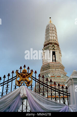 Garuda presso il tempio buddista di Tempio di Dawn - Wat Arun tempio a Bangkok Yai Thonburi a Bangkok in Tailandia in Asia del sud-est in Estremo Oriente. Il buddismo Travel Foto Stock