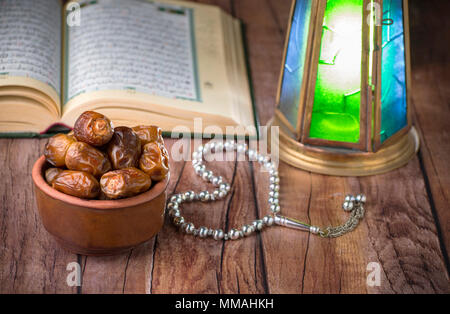 Gruppo di Ramadan islamico rituali tradizionali oggetti Foto Stock