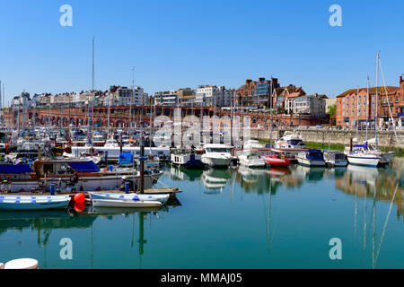 Vista su tutta la marina verso gli archi di Ramsgate UK Foto Stock