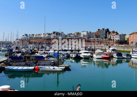 Vista su tutta la marina verso gli archi di Ramsgate UK Foto Stock