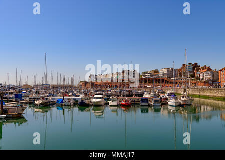 Vista su tutta la marina verso gli archi di Ramsgate UK Foto Stock