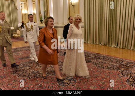 Atene, Grecia. 09 Maggio, 2018. La duchessa di Cornovaglia Camilla Parker Bowles (destra) e Vlassia Pavlopoulou-Peltsemi (sinistra), durante il loro ingresso per la cena ufficiale. Credito: Dimitrios Karvountzis/Pacific Press/Alamy Live News Foto Stock