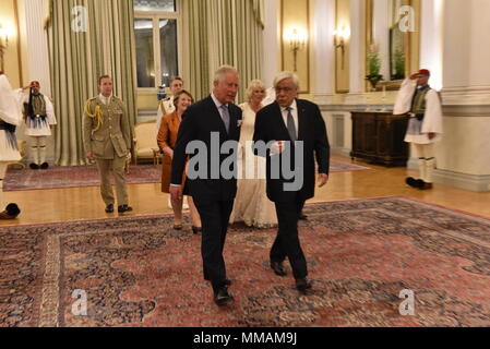 Atene, Grecia. 09 Maggio, 2018. Charles, Principe di Galles (sinistra), e il Presidente della Repubblica ellenica Prokopis Pavlopoulos (a destra) durante il loro ingresso per la cena ufficiale. Credito: Dimitrios Karvountzis/Pacific Press/Alamy Live News Foto Stock
