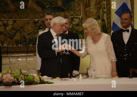 Atene, Grecia. 09 Maggio, 2018. Prokopis Pavlopoulos Presidente della Repubblica ellenica (sinistra) di proporre con il suo vetro alla duchessa di Cornovaglia Camilla Parker Bowles (destra), al termine del discorso e la cena ufficiale. Credito: Dimitrios Karvountzis/Pacific Press/Alamy Live News Foto Stock