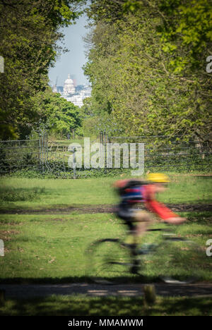 Una vista della Cattedrale di St Paul presi da un punto noto come Henry's Mound nei giardini di Pembroke Lodge a Richmond Park. Il 10-Mile view è protecte Foto Stock