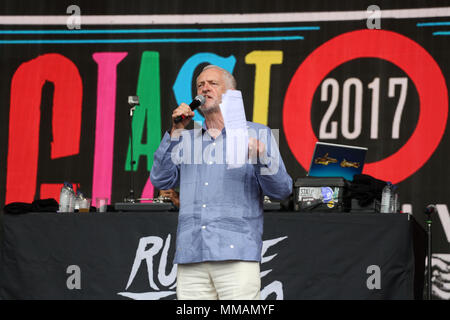 Leader laburista Jeremy Corbyn risolve la folla in 2017 Festival di Glastonbury Foto Stock