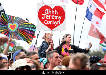 La folla si rallegrerà come leader laburista Jeremy Corbyn risolve il 2017 Festival di Glastonbury Foto Stock