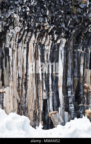 Skaftafell, Islanda. Svartifoss (nero cade) è una cascata nel Vatnajökull Parco Nazionale. È famoso per le sue regolari di basalto colonne di roccia Foto Stock