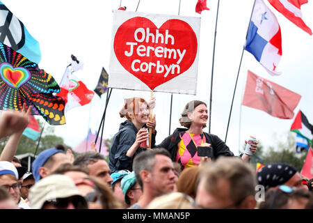 La folla si rallegrerà come leader laburista Jeremy Corbyn risolve il 2017 Festival di Glastonbury Foto Stock