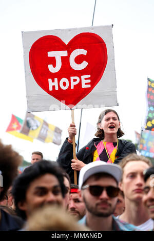 La folla si rallegrerà come leader laburista Jeremy Corbyn risolve il 2017 Festival di Glastonbury Foto Stock