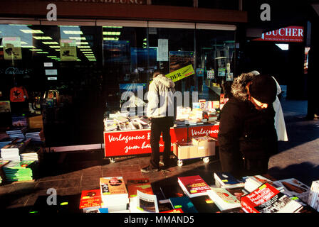 Libri in vendita sul marciapiede. Berlino, Germania. Foto Stock