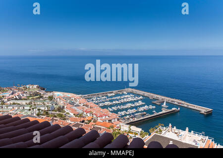Los Gigantes marina, vista aerea da Calle Tabaiba sopra il villaggio, Santiago del Teide Tenerife, Isole Canarie, Spagna Foto Stock