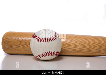 Mazza da baseball e la sfera su bianco Foto Stock