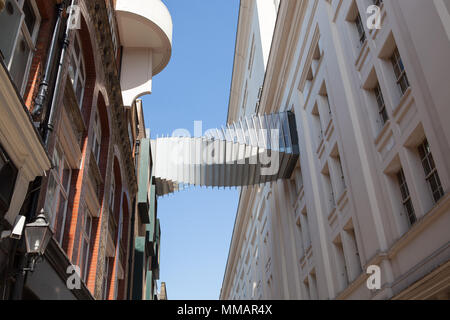 Vista del ponte di aspirazione che collega la Scuola Reale di balletto con la Royal Opera House di Covent Garden. Foto Stock