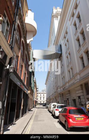 Vista del ponte di aspirazione che collega la Scuola Reale di balletto con la Royal Opera House di Covent Garden. Foto Stock