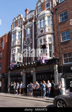 Persone bere fuori Comptons di Soho, un gay pub di Londra. Foto Stock