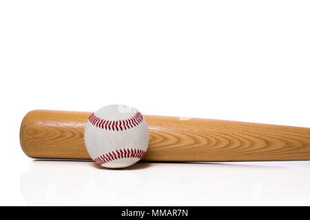 Mazza da baseball e la sfera su sfondo bianco Foto Stock