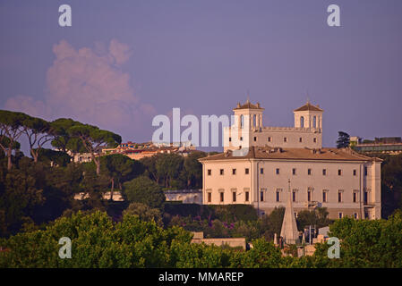 Villa Medici di Roma del Pincio con pini, come visto da una distanza con spia tardiva e cumuli di nuvole, Roma, Italia Foto Stock