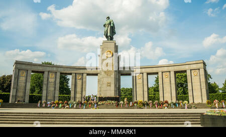Guerra sovietica Memorial nel Tiergarten di Berlino, Germania Foto Stock
