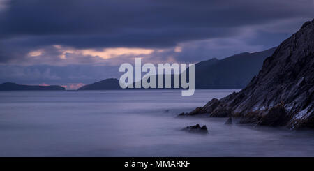 La costa della penisola di Dingle a Slea Head con isole Blasket al di là della Contea di Kerry, Repubblica di Irlanda Foto Stock
