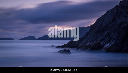 La costa della penisola di Dingle a Slea Head con isole Blasket al di là della Contea di Kerry, Repubblica di Irlanda Foto Stock