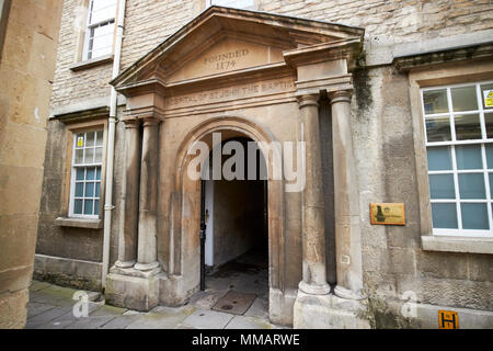 Arco d'ingresso all ospedale San Giovanni Battista St Johns Hospital Bath England Regno Unito Foto Stock