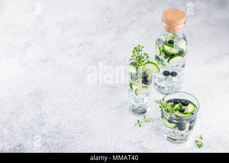 Detox infuso acqua aromatizzata con mirtillo, cetriolo e timo su sfondo bianco. Estivo rinfrescante cocktail fatti in casa Foto Stock