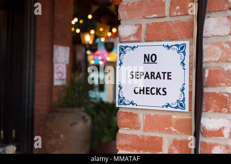 Non separare i controlli firmare al ristorante Foto Stock