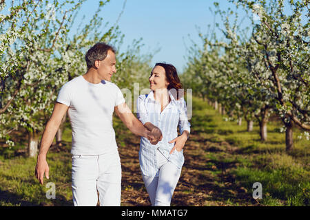 Un giovane è camminare nel parco in estate. Foto Stock