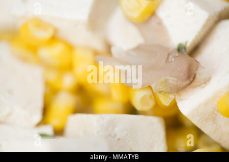 Chiudere il mais e la zuppa di tofu. Foto Stock