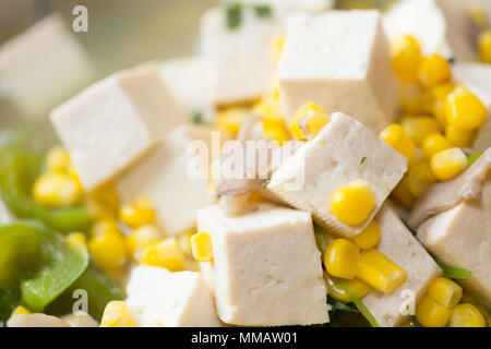 Chiudere il mais e la zuppa di tofu. Foto Stock