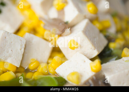 Chiudere il mais e la zuppa di tofu. Foto Stock