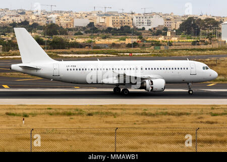 Compagnie aeree GetJet Airbus A320-214 [LY-FOX] operativa di un volo Air Malta. Foto Stock