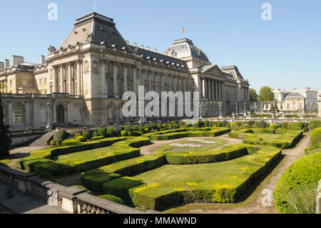 Il Palazzo Reale di Bruxelles (Palais de Bruxelles)(Koninklijk Paleis Van Brussel), Bruxelles, Belgio vista anteriore sinistra. Foto Stock