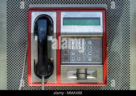 Vecchio rosso cabina telefonica nella casella outdoor in strada della citta'. Close up, retrò e vintage. Foto Stock