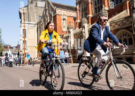 Cambridge, Regno Unito - Aprile 2018. Persone in bicicletta accanto alla vecchia scuola di divinità in St Johns street, centro di Cambridge city centre Foto Stock
