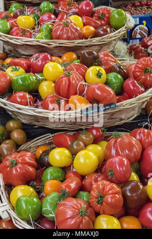 Una selezione o una varietà di differenti e pomodori colorati visualizzati per la vendita su un fruttivendolo stallo a Borough Market in london. varietà di pomodoro. Foto Stock